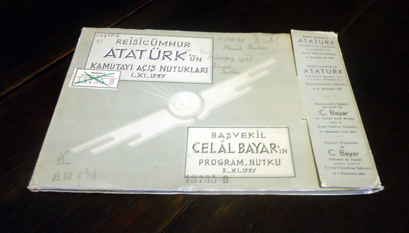 Reisicümhur Atatürk'ün kamutayi acis nutuklari 1-XI-1937. Bavekil C. Bayar'in program-nutku 8-XI-1937. (...) Text in Turkish, English and French.