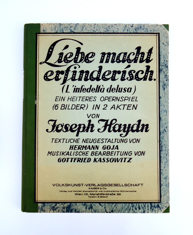 Liebe macht erfinderisch. (L´infedeltà delusa). Ein heiteres Opernspiel (6 Bilder) in 2 Akten. Textliche Neugestaltung von Hermann Goja. Musikalische Bearbeitung von Gottfried Kassowitz.